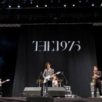 1920px-The_1975_%2814712180536%29 1920px-The_1975_%2814712180536%29